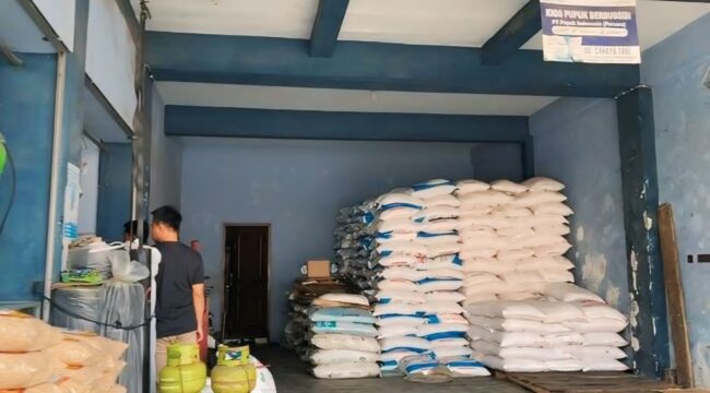 DISTRIBUTOR: Salah satu lokasi distribusi pupuk di Kecamatan maron yang sempat disidak Panja Pupuk DPRD Kabupaten Probolinggo. (foto: Ali Ya'lu)