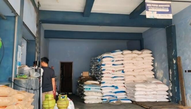 
					DISTRIBUTOR: Salah satu lokasi distribusi pupuk di Kecamatan maron yang sempat disidak Panja Pupuk DPRD Kabupaten Probolinggo. (foto: Ali Ya'lu)