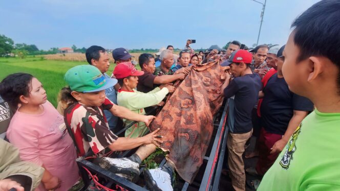 
					DIEVAKUASI: Warga mengevakuasi korban yang meninggal di Jalan Hasan Basri, Kelurahan Sumbertaman, Kec. Wonoasih, Kota Probolinggo, ke keranda. (foto: Hafiz Rozani).