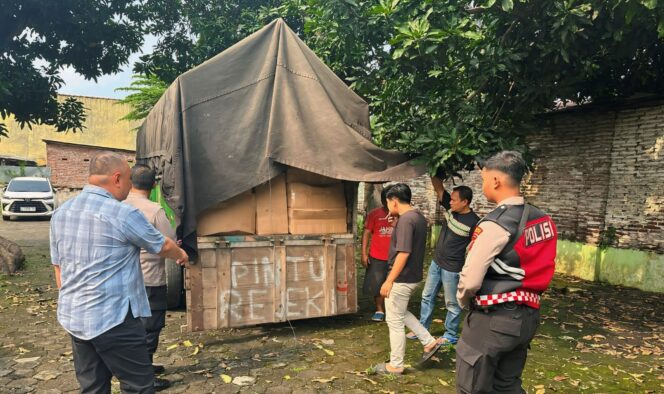 
					MIRAS: Anggota Polres Probolinggo Kota saat mengecek truk bermuatan miras yang berhasil diamankan. (foto: istimewa)