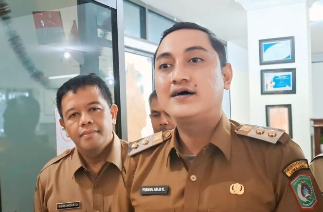 
					Wabup Lumajang Yudha Adji Kusuma saat pertama kali ngantor di Pemkab Lumajang.