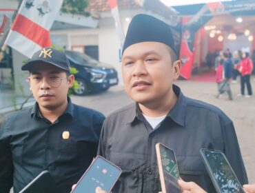 Ketua KPU Kabupaten Probolinggo, Aliwafa (berkopiah) saat dimintai keterangan wartawan. (foto: Ali Ya'lu).