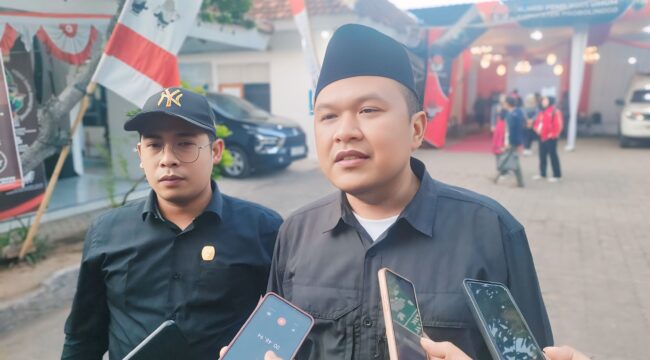 Ketua KPU Kabupaten Probolinggo, Aliwafa (berkopiah) saat dimintai keterangan wartawan. (foto: Ali Ya'lu).