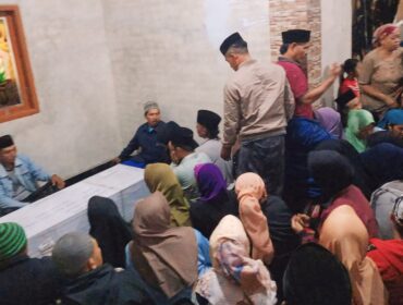 DIDEPORTASI: Sejumlah warga bertakziah ke rumah almarhumah Sholeha sesaat setelah jenazahnya tiba di rumah duka, warga Tiris, Probolinggo. (foto: Ali Ya'lu)