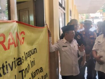 Wabup Pasuruan, Shobih Asrori, bersama jajaran Pemkab membuka segel SDN Jeladri 1 