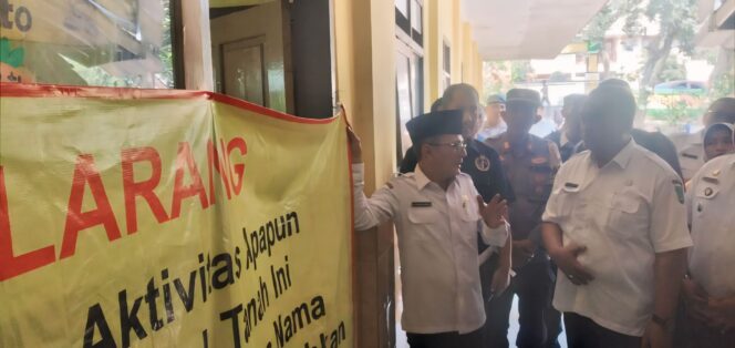 
					Wabup Pasuruan, Shobih Asrori, bersama jajaran Pemkab membuka segel SDN Jeladri 1 