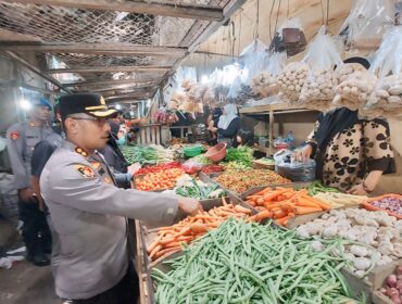 SIDAK: Kapolres Probolinggo Kota, AKBP Oki Ahadian Purwono bertanya ke pedagang saat sidak harga di Pasar Baru. (foto: Hafiz Rozani)
