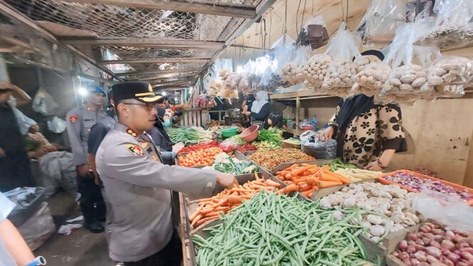 
					SIDAK: Kapolres Probolinggo Kota, AKBP Oki Ahadian Purwono bertanya ke pedagang saat sidak harga di Pasar Baru. (foto: Hafiz Rozani)
