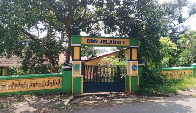 
					Gedung SDN Jeladri 1, yang menjadi objek sengketa lahan di Kecamatan Winongan, Pasuruan. 
