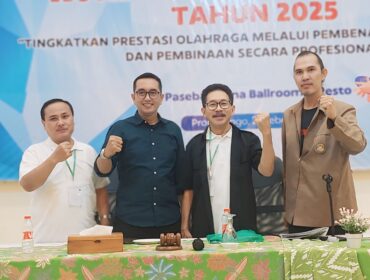 TERPILIH:  Zulfikar Imawan (baju navi), sesaat usai terpilih sebagi Ketua Umum KONI Kota Probolinggo masa jabatan 2025 - 2029. (foto: Hafiz Rozani)