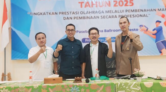 TERPILIH:  Zulfikar Imawan (baju navi), sesaat usai terpilih sebagi Ketua Umum KONI Kota Probolinggo masa jabatan 2025 - 2029. (foto: Hafiz Rozani)