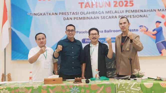 
					TERPILIH:  Zulfikar Imawan (baju navi), sesaat usai terpilih sebagi Ketua Umum KONI Kota Probolinggo masa jabatan 2025 - 2029. (foto: Hafiz Rozani)