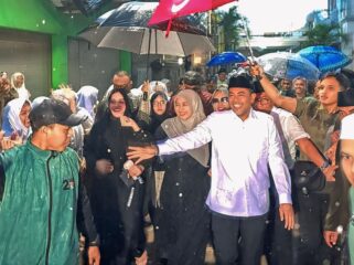 MERIAH: Bupati Probolinggo, Gus Haris (baju putih), saat tiba di kompleks Pesantren Zainul Hasan (PZH) Genggong Probolinggo. (foto: Ali Ya'lu).