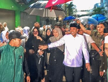 MERIAH: Bupati Probolinggo, Gus Haris (baju putih), saat tiba di kompleks Pesantren Zainul Hasan (PZH) Genggong Probolinggo. (foto: Ali Ya'lu).