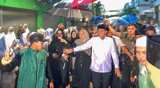 MERIAH: Bupati Probolinggo, Gus Haris (baju putih), saat tiba di kompleks Pesantren Zainul Hasan (PZH) Genggong Probolinggo. (foto: Ali Ya'lu).