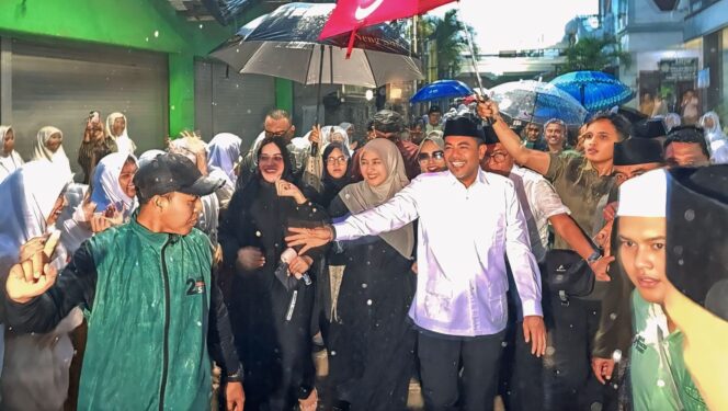 
					MERIAH: Bupati Probolinggo, Gus Haris (baju putih), saat tiba di kompleks Pesantren Zainul Hasan (PZH) Genggong Probolinggo. (foto: Ali Ya'lu).