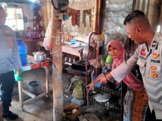 CEK: Petugas dari Polsek Paiton, Kabupaten Probolinggo, mendatangi warung yang menjadi lokasi terduga Zainul Hasan melakukan percobaan pencurian. (foto: Ali Ya'lu)