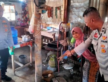 CEK: Petugas dari Polsek Paiton, Kabupaten Probolinggo, mendatangi warung yang menjadi lokasi terduga Zainul Hasan melakukan percobaan pencurian. (foto: Ali Ya'lu)