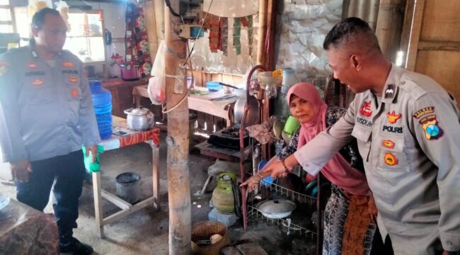 CEK: Petugas dari Polsek Paiton, Kabupaten Probolinggo, mendatangi warung yang menjadi lokasi terduga Zainul Hasan melakukan percobaan pencurian. (foto: Ali Ya'lu)