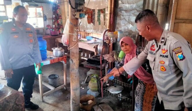 
					CEK: Petugas dari Polsek Paiton, Kabupaten Probolinggo, mendatangi warung yang menjadi lokasi terduga Zainul Hasan melakukan percobaan pencurian. (foto: Ali Ya'lu)