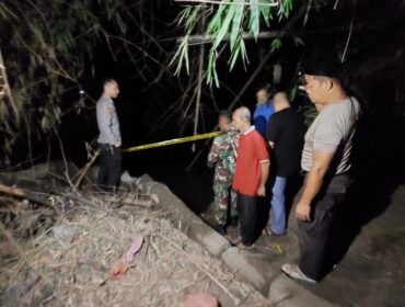 Jajaran Polsek Tongas melakukan olah TKP di Sungai Klumprit.