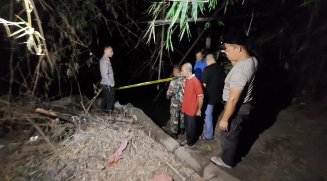 Jajaran Polsek Tongas melakukan olah TKP di Sungai Klumprit.