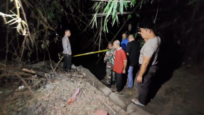 
					Jajaran Polsek Tongas melakukan olah TKP di Sungai Klumprit.