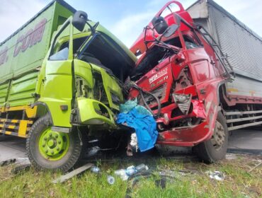 ADU DEPAN: Dua truk tronton yang adu moncong di jalur pantura, Desa Curahsawo, Kec. Gending, Kab. Probolinggo. (foto: Hafiz Rozani).