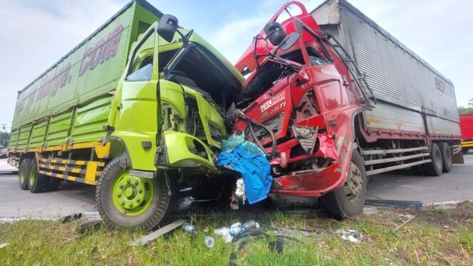 
					ADU DEPAN: Dua truk tronton yang adu moncong di jalur pantura, Desa Curahsawo, Kec. Gending, Kab. Probolinggo. (foto: Hafiz Rozani).