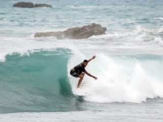 Peselancar di Pantai Dampar Lumajang.