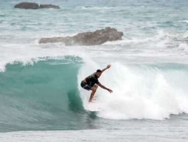 Peselancar di Pantai Dampar Lumajang.