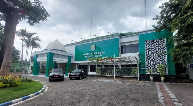 Kantor Wali Kota Probolinggo di Jl. Panglima Sudirman. (foto: Hafiz Rozani)
