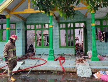 PEMADAMAN: Petugas damkar saat melakukan penyemprotan ke titik kebakaran di Kelurahan Pohsangit Kidul, Kecamatan Kademangan, Kota Probolinggo. (foto: Hafiz Rozani)