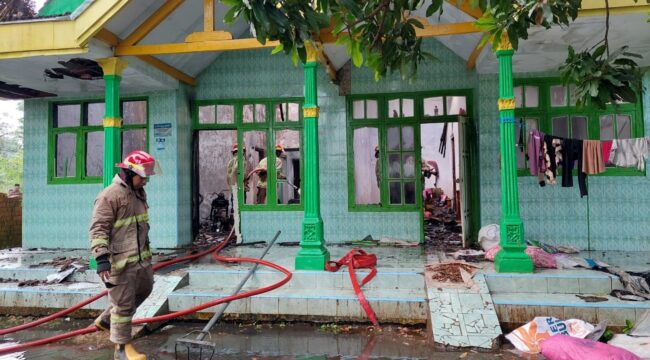 PEMADAMAN: Petugas damkar saat melakukan penyemprotan ke titik kebakaran di Kelurahan Pohsangit Kidul, Kecamatan Kademangan, Kota Probolinggo. (foto: Hafiz Rozani)