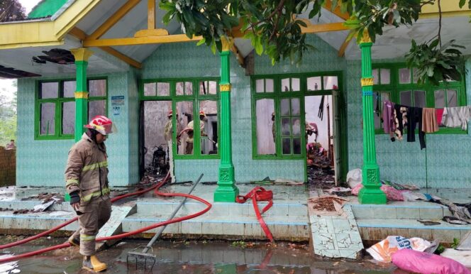 
					PEMADAMAN: Petugas damkar saat melakukan penyemprotan ke titik kebakaran di Kelurahan Pohsangit Kidul, Kecamatan Kademangan, Kota Probolinggo. (foto: Hafiz Rozani)