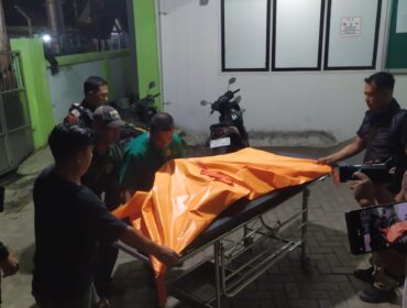 EVAKUASI: Evakuasi jasad korban oleh kepolisian ke RS dr. Soebandi Jember. (foto: M. Abd. Rozak Mubarok).