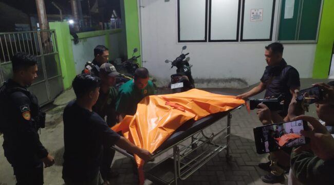 EVAKUASI: Evakuasi jasad korban oleh kepolisian ke RS dr. Soebandi Jember. (foto: M. Abd. Rozak Mubarok).