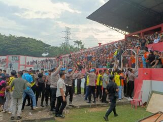 RICUH: Suasana kericuhan usai suporter Persekabpas Pasuruan masuk ke lapangan. (foto: Moh. Rois)