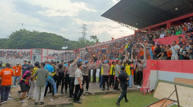 RICUH: Suasana kericuhan usai suporter Persekabpas Pasuruan masuk ke lapangan. (foto: Moh. Rois)