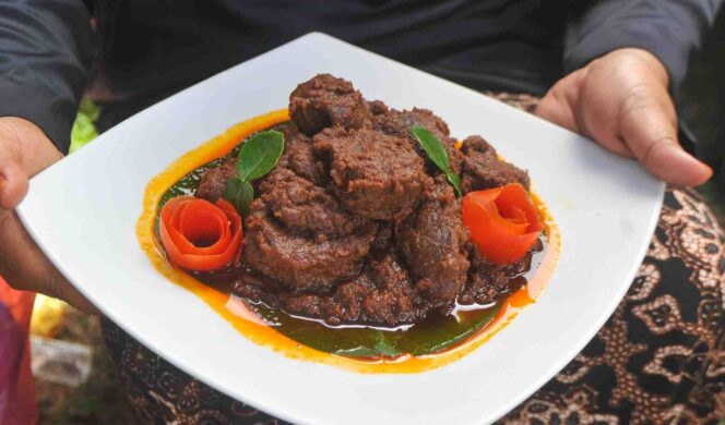 
					Makanan khas masyarakat Minangkabau, yang jadi kuliner warisan dunia, Rendang. (foto: Indonesia.go.id)
