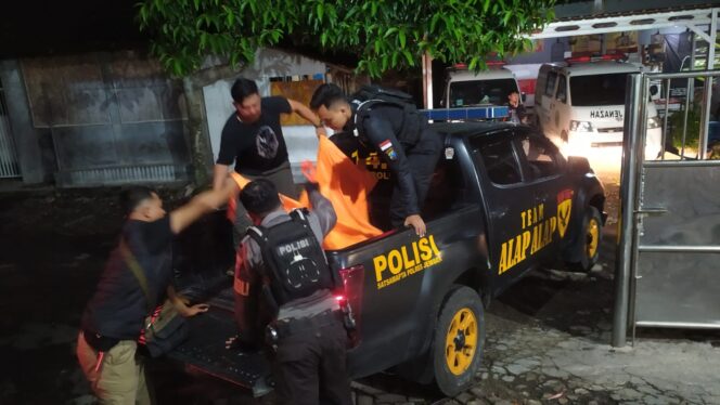 
					DIBUNUH: Jasad bocah yang menjadi korban pembunuhan di Jember, dievakuasi ke kamar jenazah RSUD dr. Soebandi. (foto. M. Abd. Rozak Mubarok).