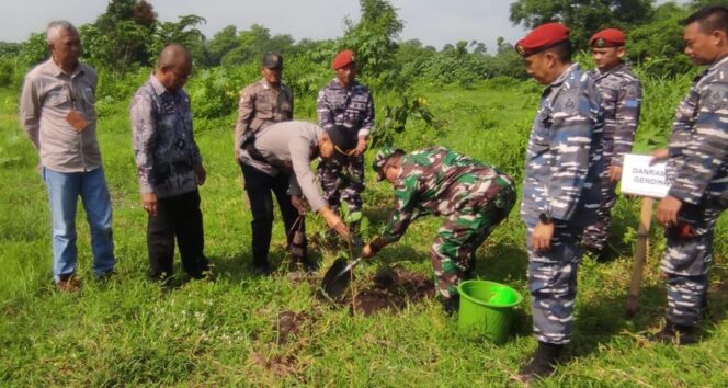 
					PENGHIJAUAN: Anggota polisi bersama TNI saat tanam pohon di kawasan Gunung Bentar. (foto: Bag. Humas Polres Probolinggo).