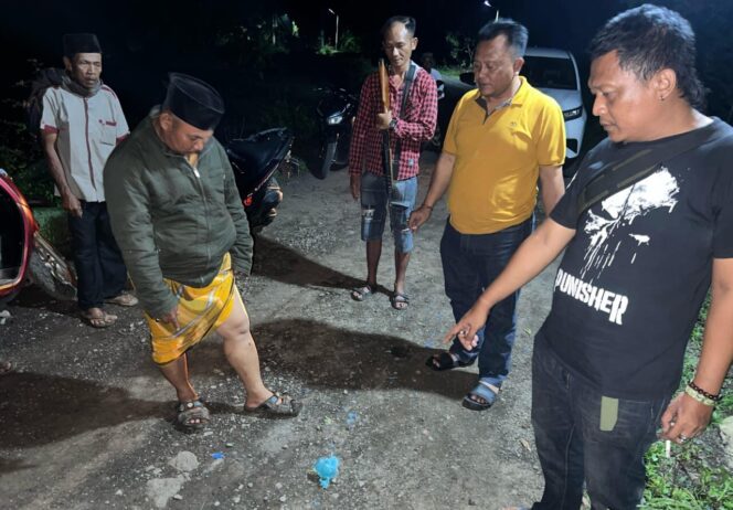 
					Lokasi perangkat desa di Kejayan dilempar bondet.