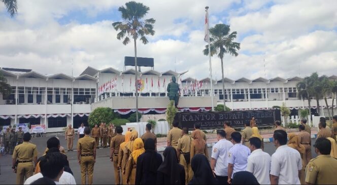 
					TANPA SEKDA: Suasana apel pagi di kantor Bupati Jember. (foto: M. Abdul Rozak Mubarok).
