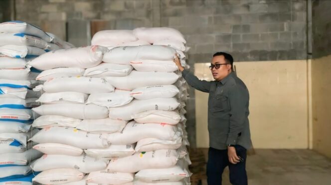 
					SIDAK: Ketua Panja Pupuk DPRD Kabupaten Probolinggo, Muchlis saat melakukan sidak di daerah Kecamatan Maron. (foto: Ali Ya'lu).