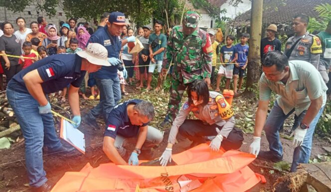 
					EVAKUASI: Proses evakuasi mayat bayi di Desa Andongsari, Kecamatan Ambulu, Kabupaten Jember, oleh aparat kepolisian (foto : Polsek Ambulu) 