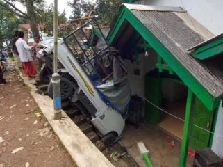 LAKA TUNGGAL: Kondisi pikap pasca menabrak rumah warga di Desa Kronto, Kecamatan Lumajang, Kabupaten Pasuruan. (foto: Moh. Rois)