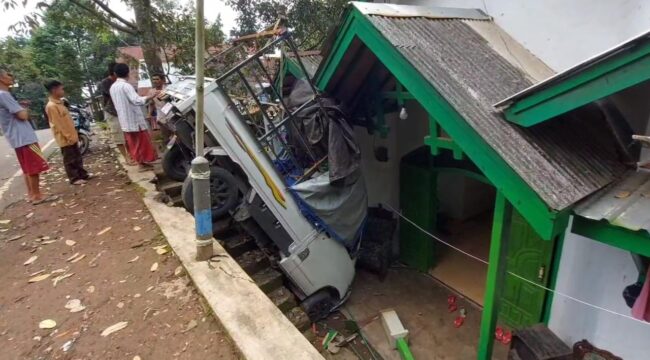 LAKA TUNGGAL: Kondisi pikap pasca menabrak rumah warga di Desa Kronto, Kecamatan Lumajang, Kabupaten Pasuruan. (foto: Moh. Rois)