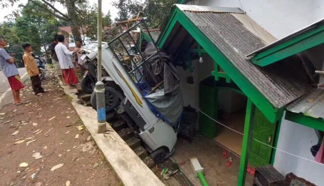 
					LAKA TUNGGAL: Kondisi pikap pasca menabrak rumah warga di Desa Kronto, Kecamatan Lumajang, Kabupaten Pasuruan. (foto: Moh. Rois)