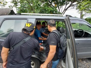 Terduga pencuri mobil pikap saat diamankan polisi.